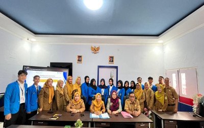 Penyerahan Mahasiswa PLP Universitas PGRI Palembang Tahun 2026 di SMK Negeri 8 Palembang